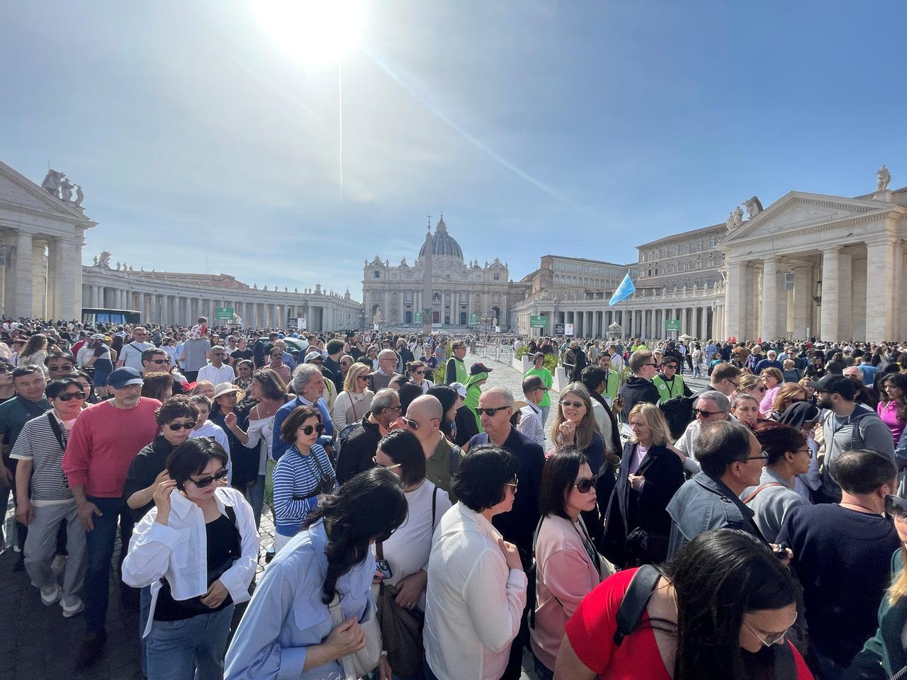 Funerali di papa Francesco, i treni potenziati per raggiungere Roma. Più bus in città