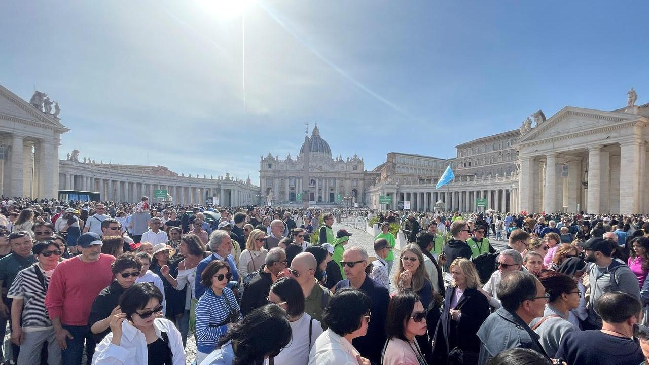 Funerali di papa Francesco, i treni potenziati per raggiungere Roma. Più bus in città