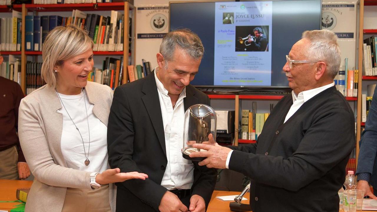 Paolo Fresu premiato nel 2024 dall'assessora Sabrina Serra e da Domenico Piccinnu dell'Anpi