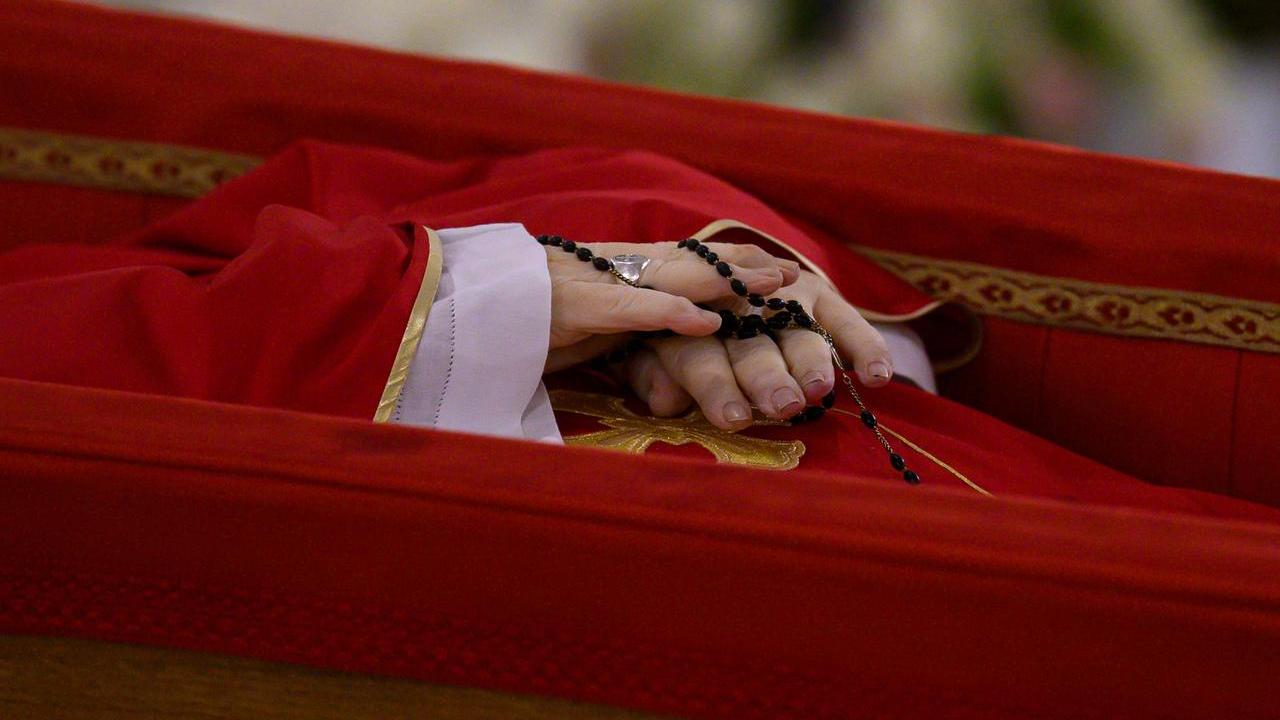 Morte di Papa Francesco, sabato alle 10 i funerali. Cinque giorni di lutto nazionale