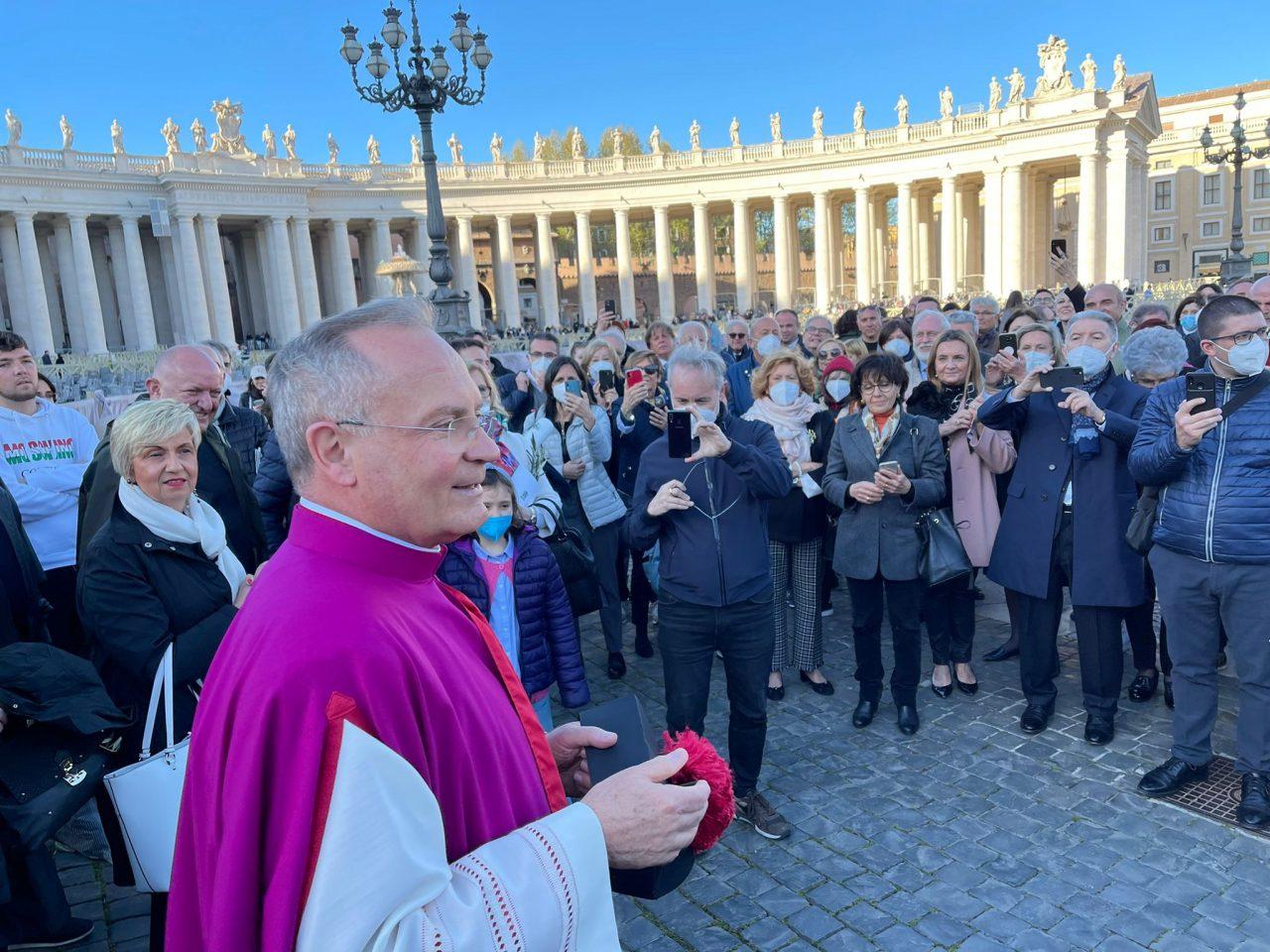 Papa Francesco, la testimonianza di monsignor Ghirelli: «Sentiva la fine avvicinarsi e ha scelto di stare in mezzo alla gente»