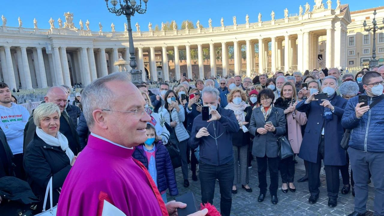Papa Francesco, la testimonianza di monsignor Ghirelli: «Sentiva la fine avvicinarsi e ha scelto di stare in mezzo alla gente»