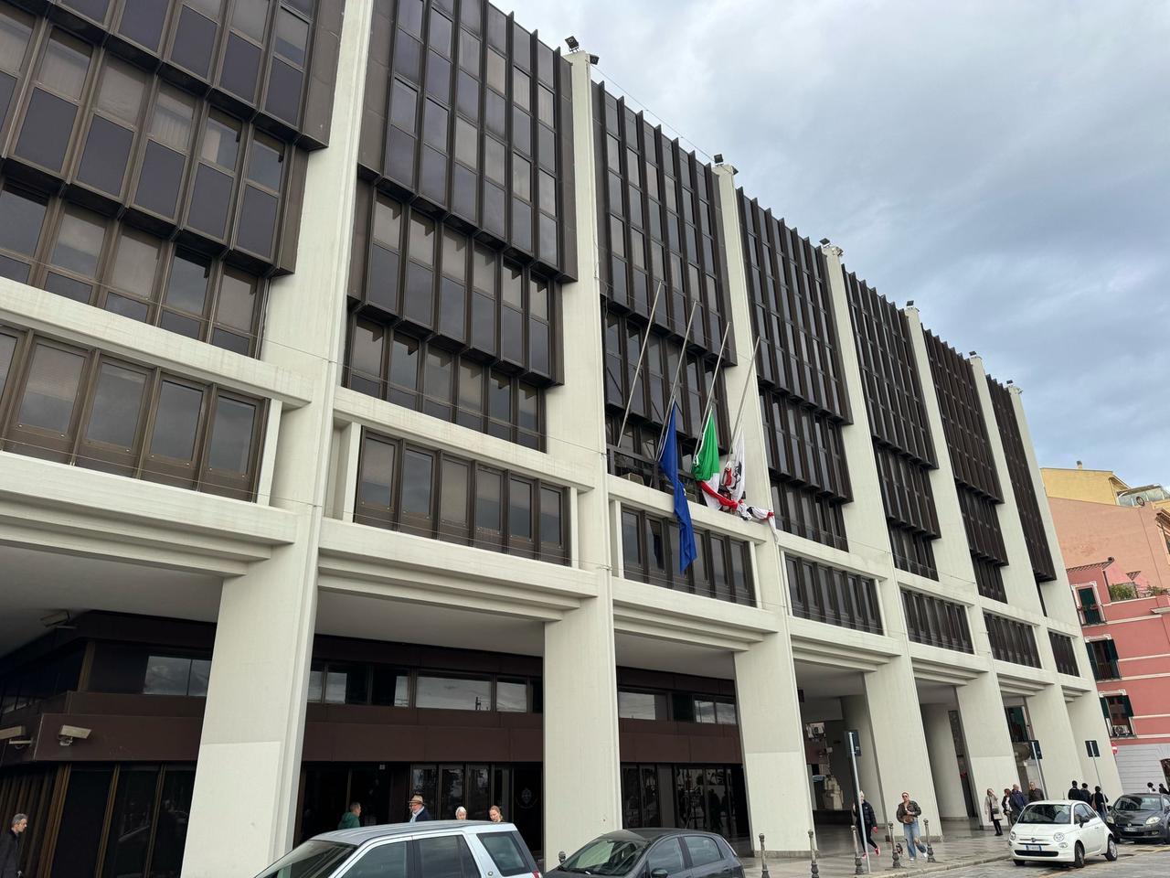 Morte di papa Francesco: bandiere a mezz’asta nei palazzi regionali