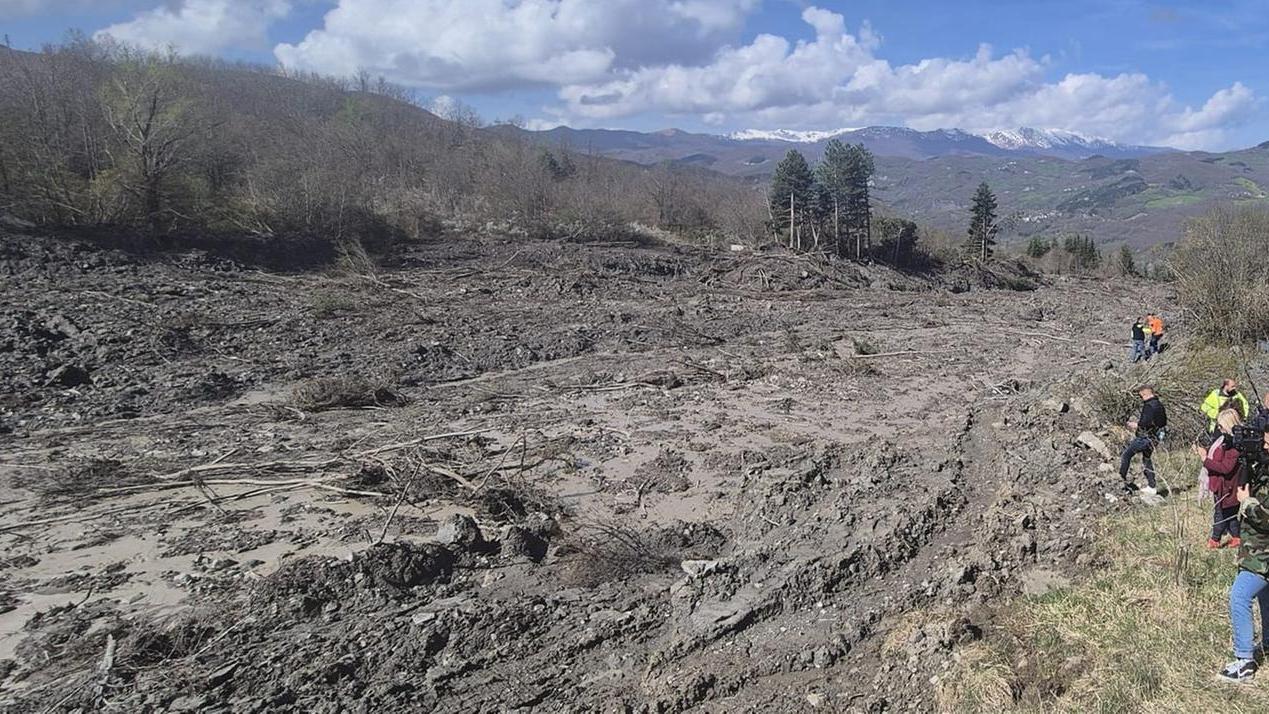 La frana di Boccassuolo non si ferma: evacuati altri 7 residenti, terza strada danneggiata – Video