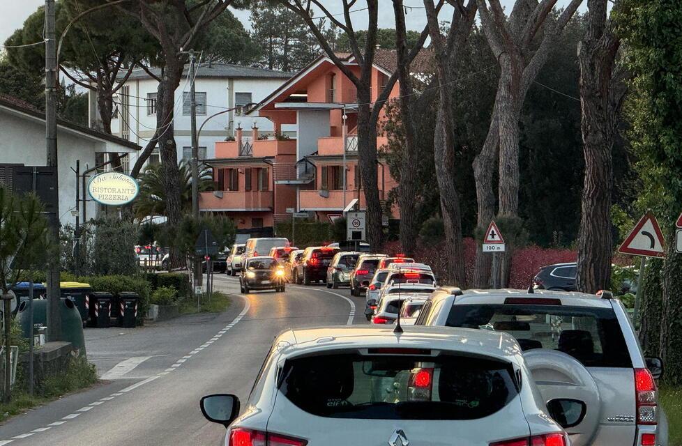 
	Le code sulla via provinciale Lucchese a inizio aprile quando fu collocato il semaforo per alcuni giorni

