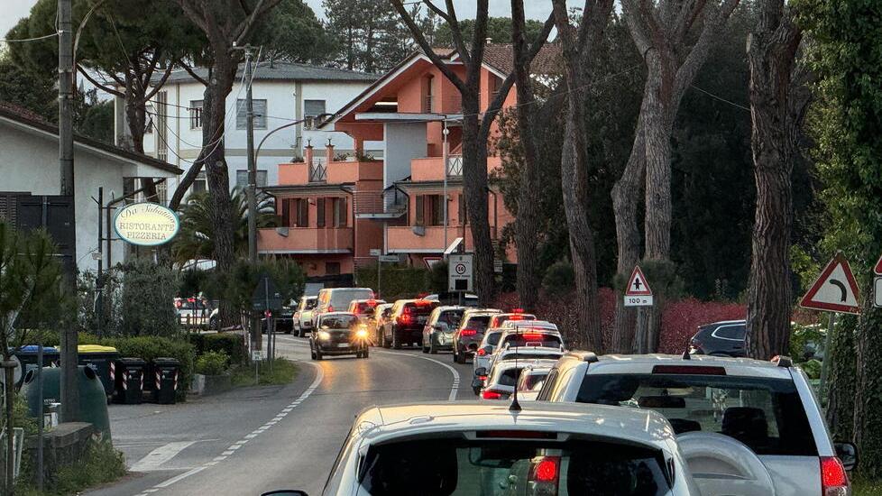 Le code sulla via provinciale Lucchese a inizio aprile quando fu collocato il semaforo per alcuni giorni