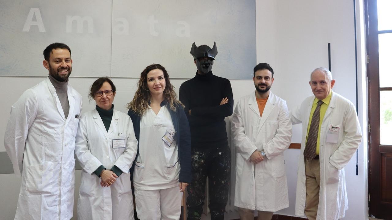 I quadri di Manu Invisible negli ospedali di Cagliari e Nuoro: «Arte per dare colore e speranza»