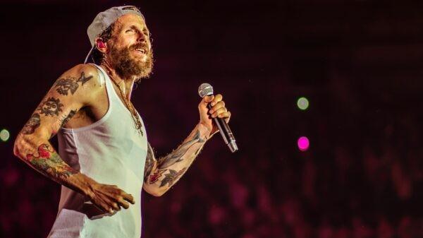 Jovanotti non annulla le date a Roma: «Molti arrivano da lontano, dedicheremo i concerti a Papa Francesco»