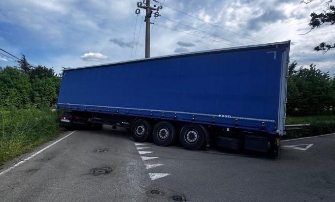 
	Il camion intraversato (foto polizia locale Modena)

