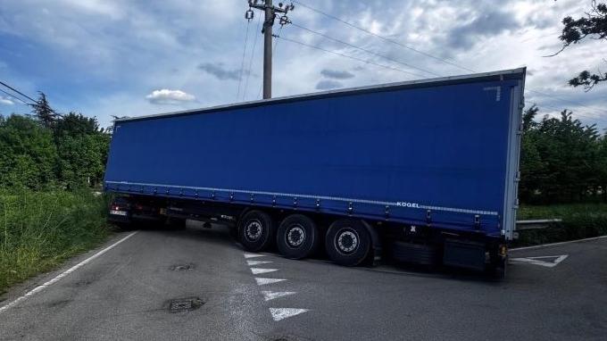 Il camion intraversato (foto polizia locale Modena)