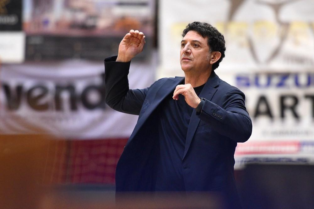 Il coach Antonello Restivo carica la sua Dinamo «Crediamoci, possiamo farcela»