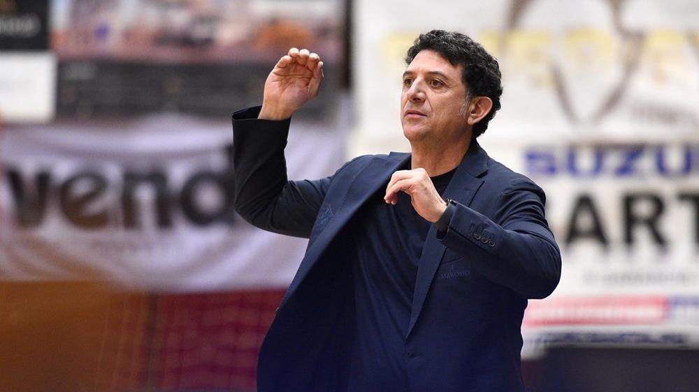 Il coach Antonello Restivo carica la sua Dinamo «Crediamoci, possiamo farcela»