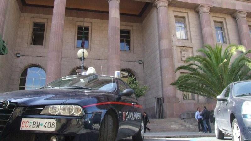 Un compaesano accarezza “Benedetta” e lui gli buca le gomme dell’auto