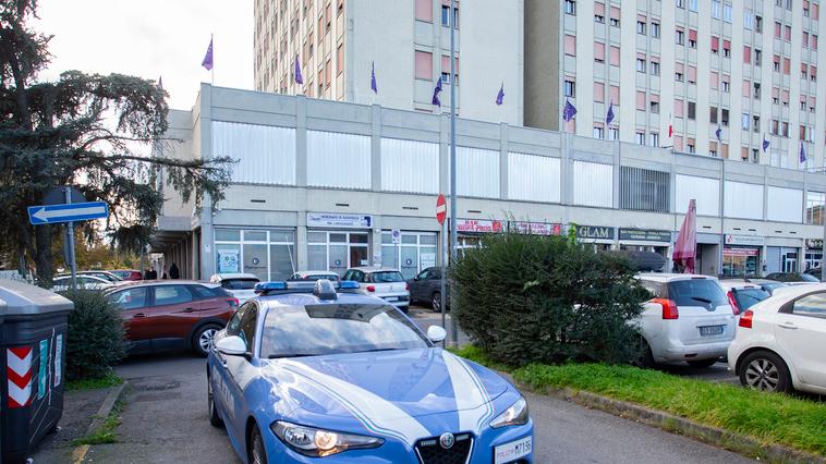 Siringhe, furti e risse tra bande: «A Palazzo Europa viviamo così»