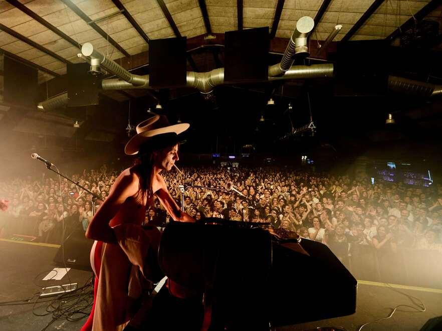 
	Lucio Corsi durante un concerto&nbsp;(foto Francis Delacroix)

