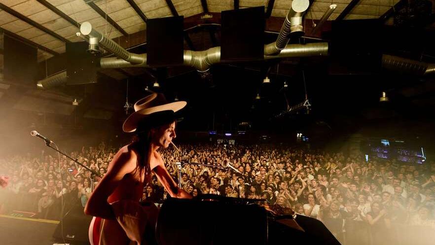 Lucio Corsi durante un concerto (foto Francis Delacroix)