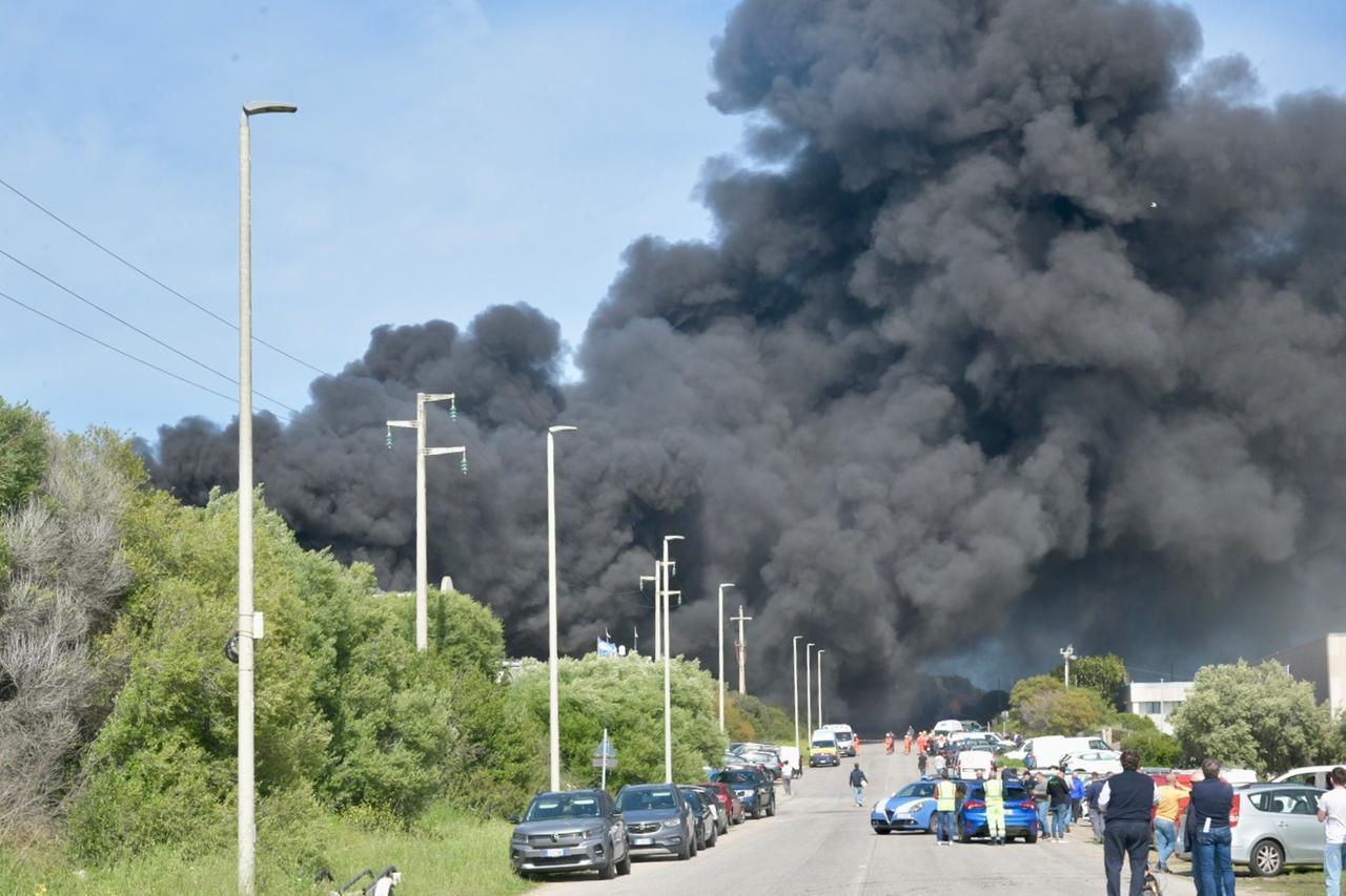 
	La colonna di fumo vista da via Madagascar (foto Vanna Sanna)

