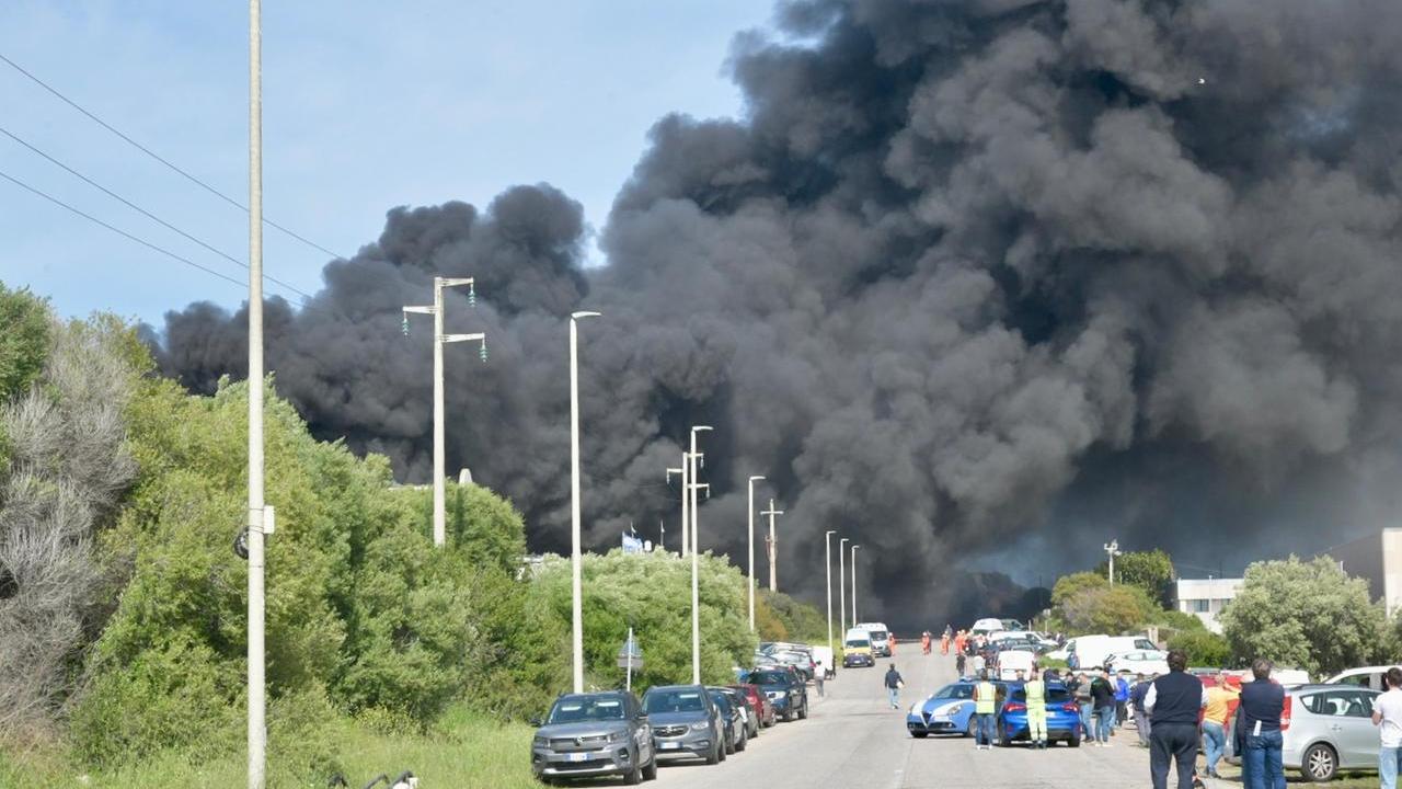 La colonna di fumo vista da via Madagascar (foto Vanna Sanna)
