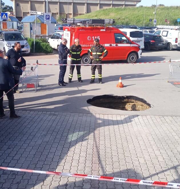 
	La buca nel parcheggio (foto di Alberto Campedelli)

