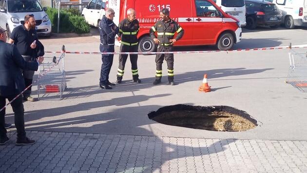 La buca nel parcheggio (foto di Alberto Campedelli)