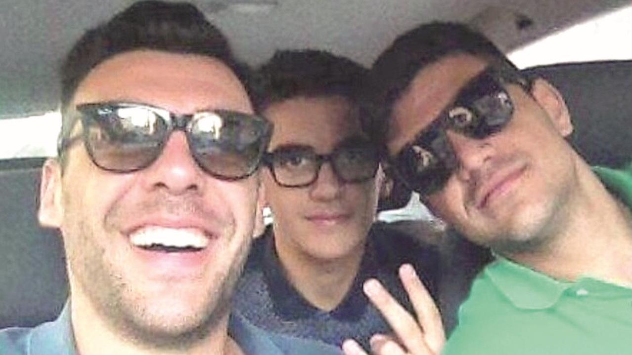 La carezza del Papa alla madre dei fratelli Pintor morti nell’incidente stradale