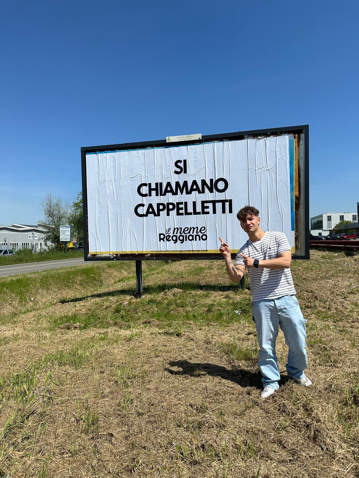 Per il derby spunta il cartello del Meme Reggiano: «Si chiamano cappelletti»