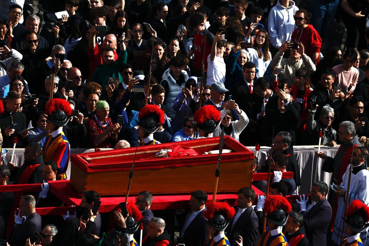 Da Ferrara a Roma per l’addio a Papa Francesco