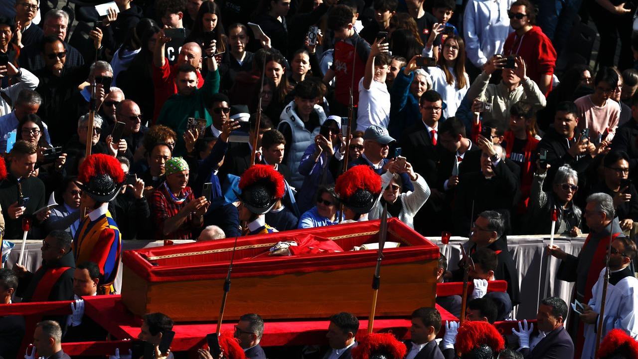 Papa Francesco, un applauso carico di emozione ha accolto la salma a San Pietro