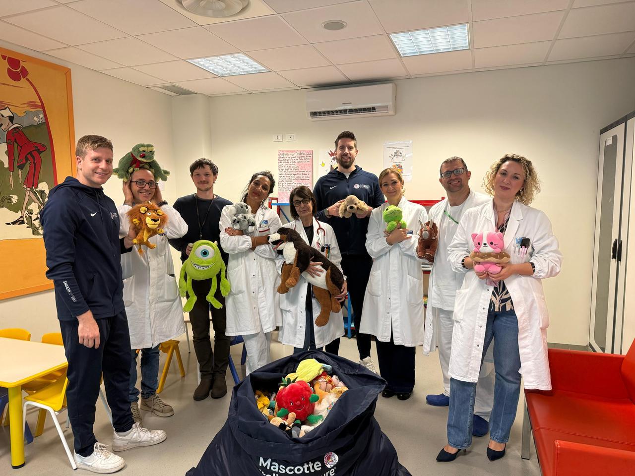 Lucca, la visita dei cestisti della Fabo Herons in pediatria