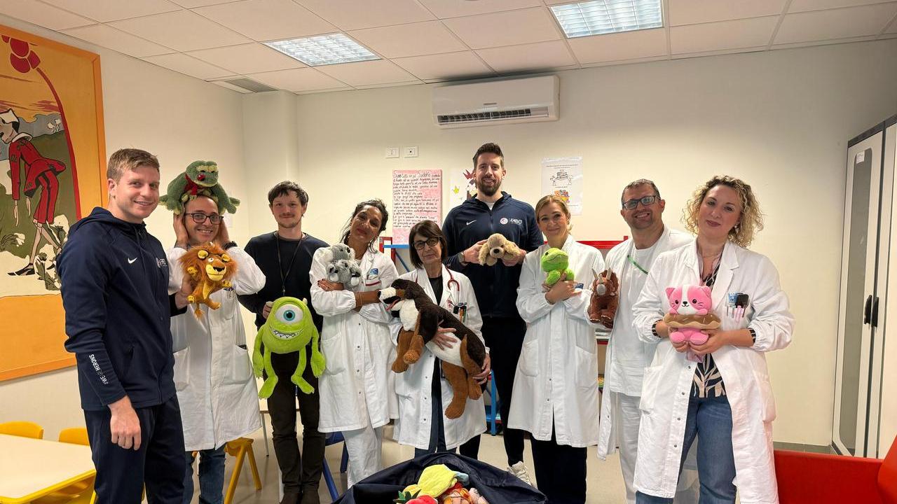 Lucca, la visita dei cestisti della Fabo Herons in pediatria
