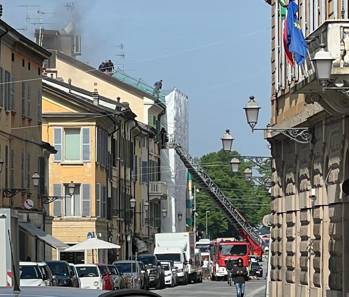 Principio d’incendio in un palazzo in via Emilia Santo Stefano
