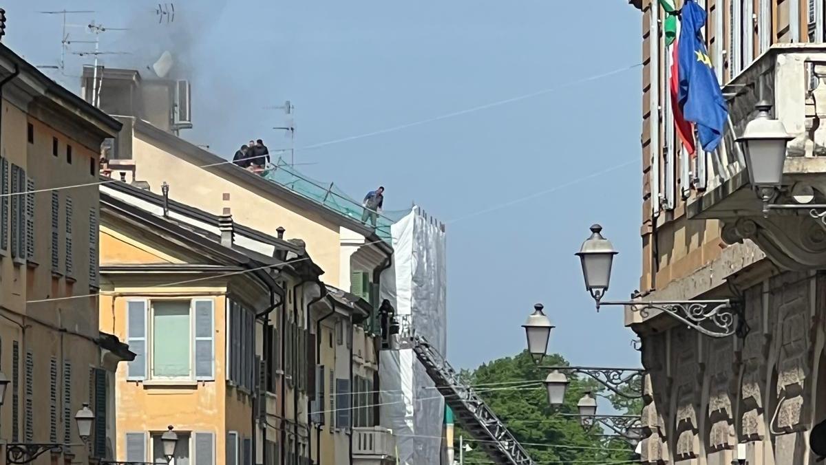 Principio d’incendio in un palazzo in via Emilia Santo Stefano