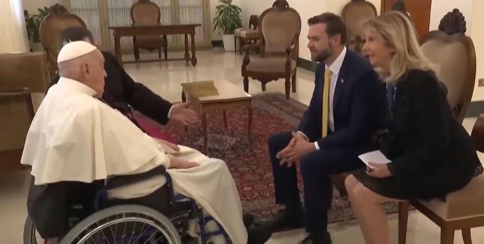 L’incontro privato fra Papa Francesco e il vice presidente J. D. Vance con a fianco l’interprete livornese