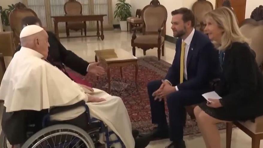 L’incontro privato fra Papa Francesco e il vice presidente J. D. Vance con a fianco l’interprete livornese