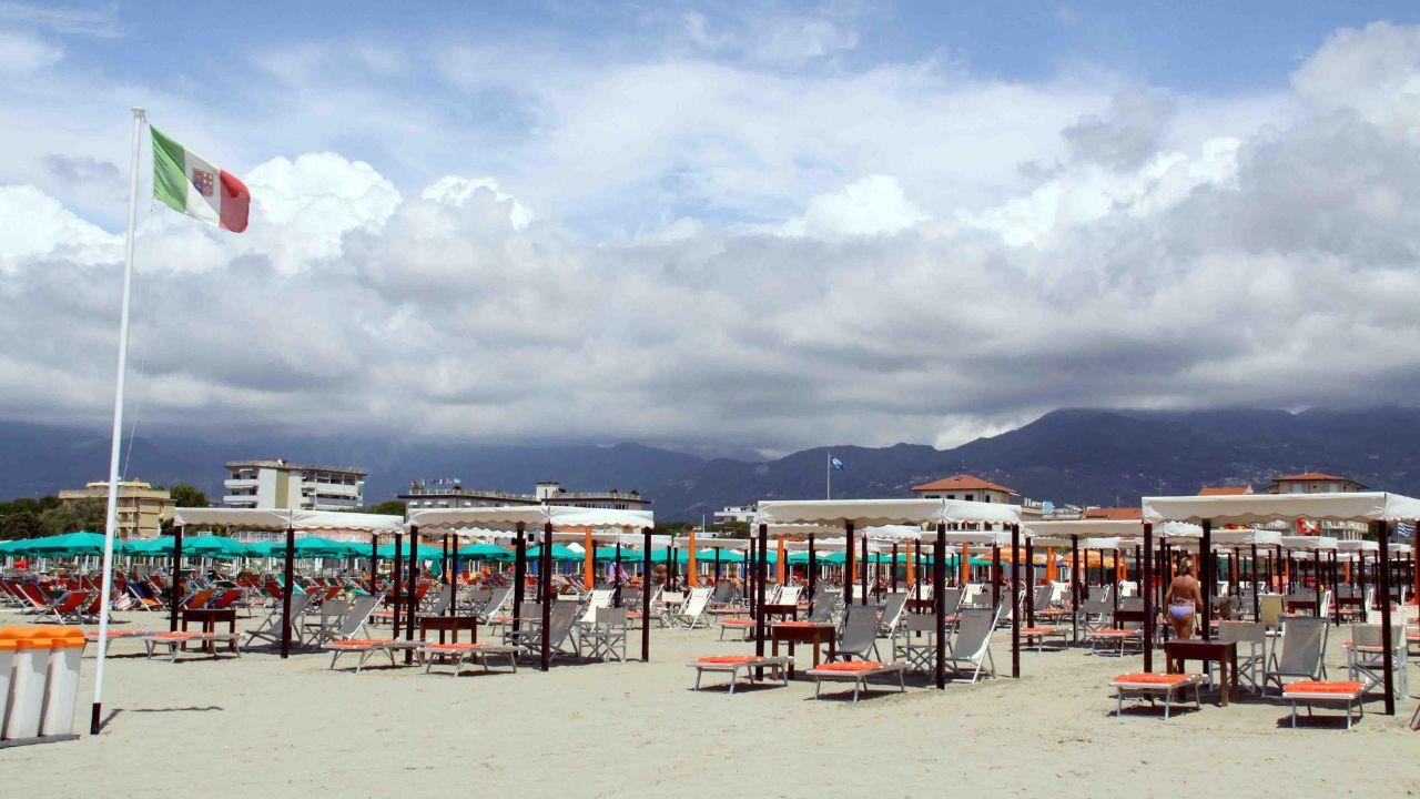 Una veduta della spiaggia di Pietrasanta (foto di archivio)