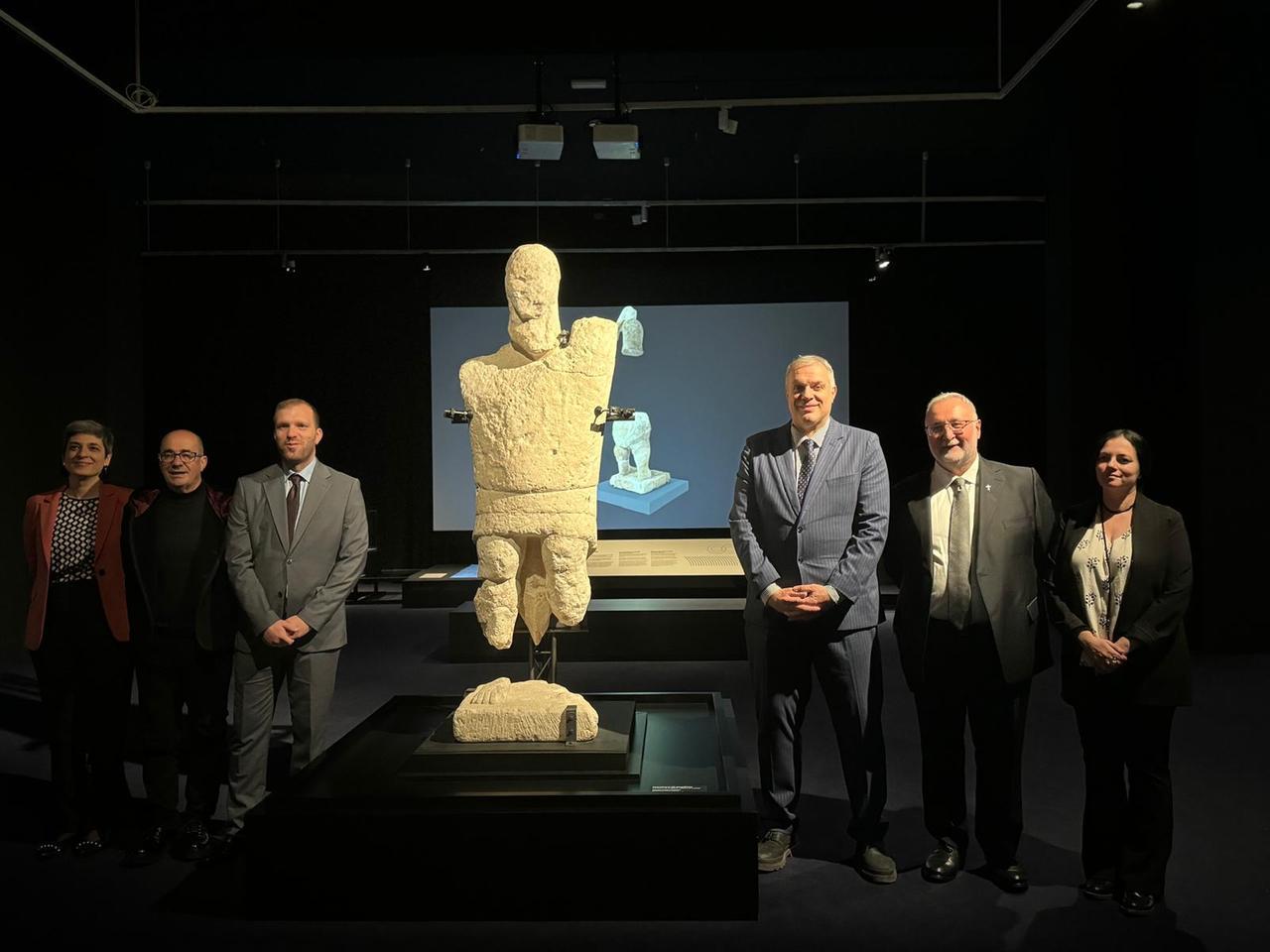 
	L&rsquo;inaugurazione della mostra della Fondazione Mont&rsquo;e Prama a Barcellona (il primo a destra accanto alla statua &egrave; il presidente Anthony Muroni)

