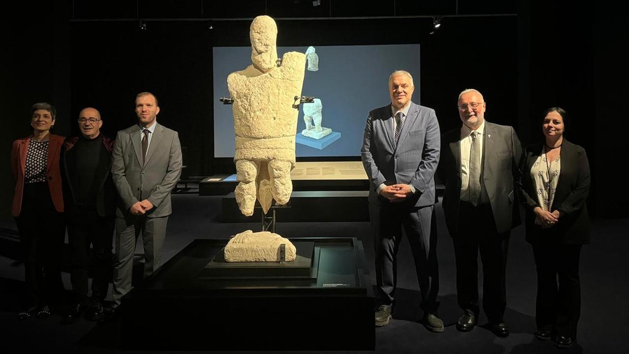 L’inaugurazione della mostra della Fondazione Mont’e Prama a Barcellona (il primo a destra accanto alla statua è il presidente Anthony Muroni)