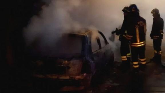Alghero, auto distrutta dalle fiamme