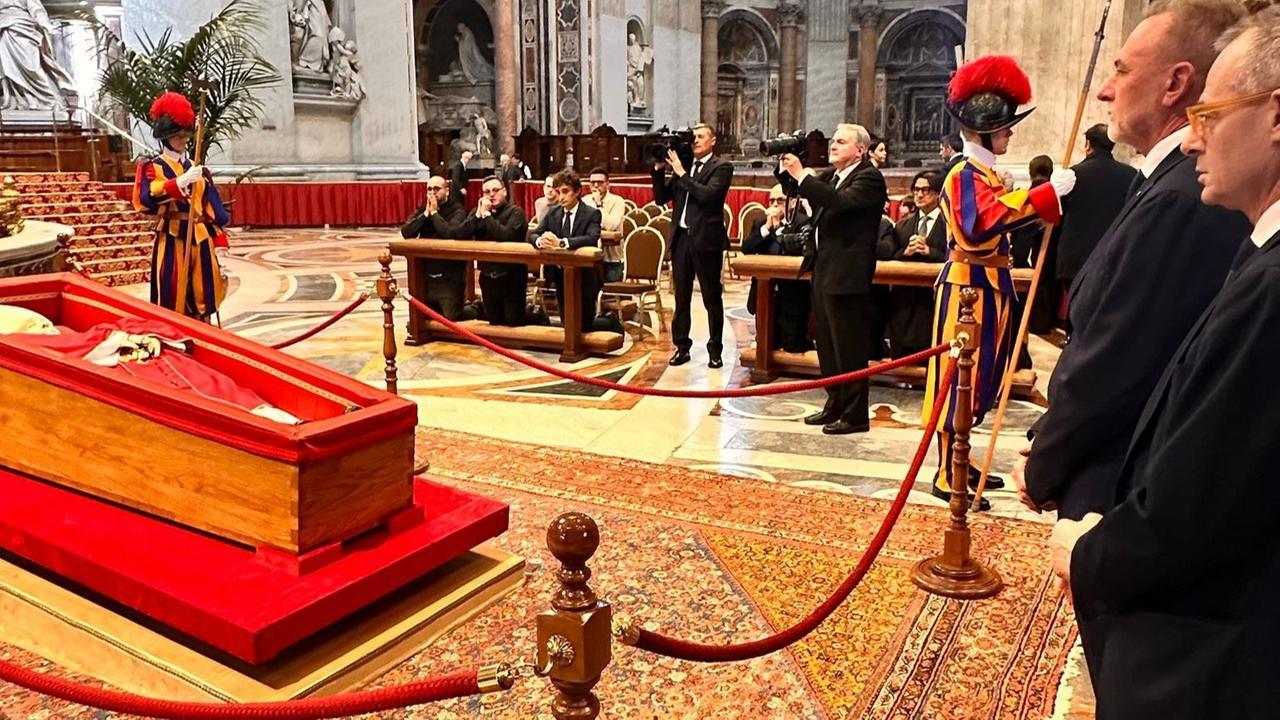 Cappellacci a San Pietro: «Il Papa amava la Sardegna, veglierà su di noi»