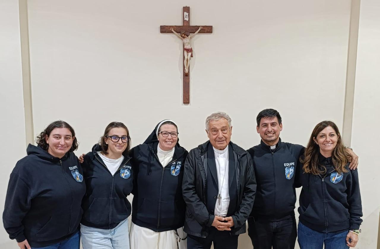 
	L'equipe della Pastorale giovanile col vescovo Giovanni Nerbini

