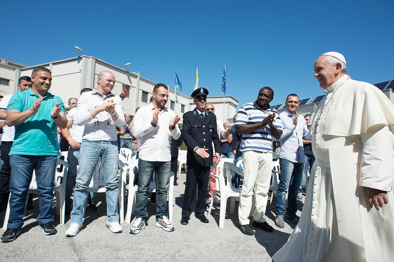 
	L'incontro di papa Francesco&nbsp;nel cortile interno della casa circondariale in Calabria

