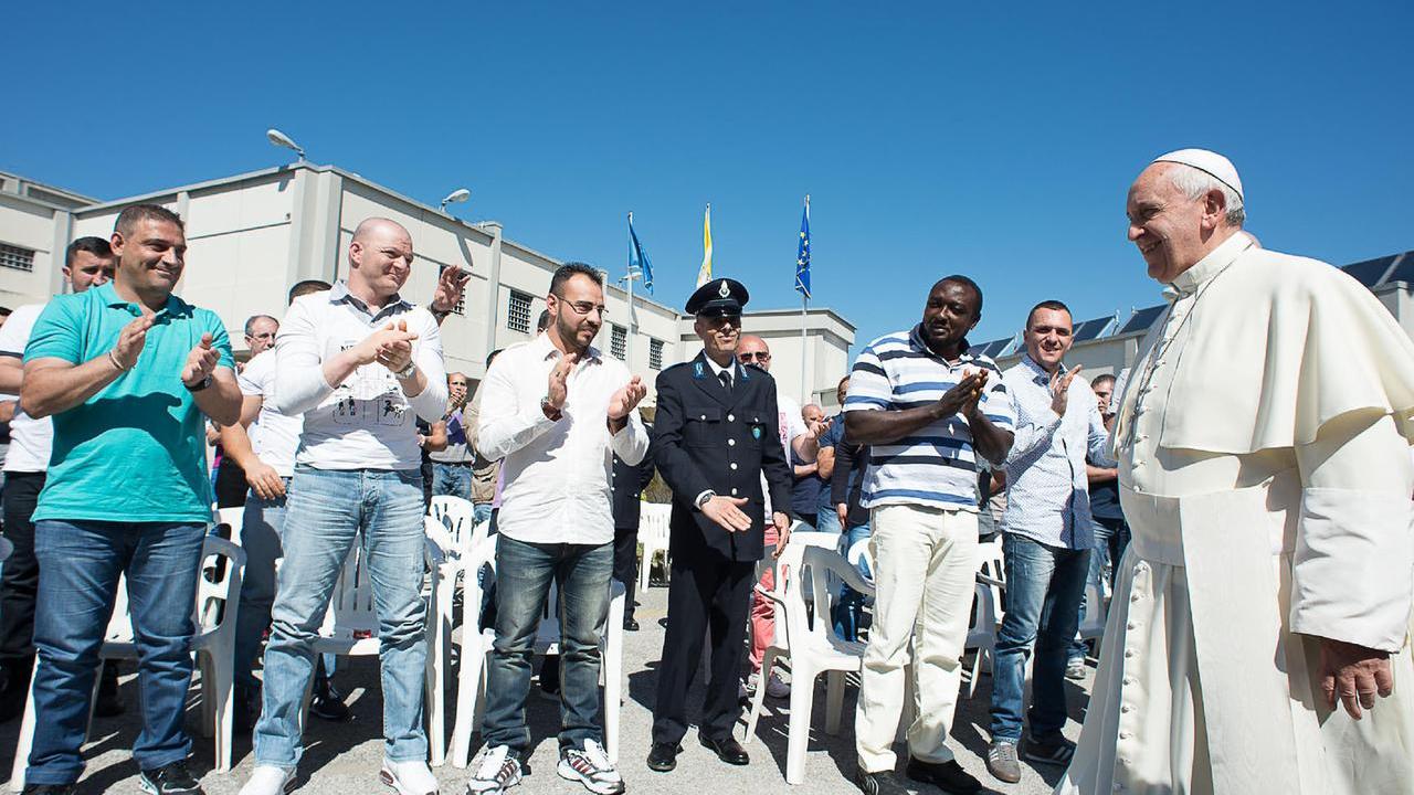 L'incontro di papa Francesco nel cortile interno della casa circondariale in Calabria