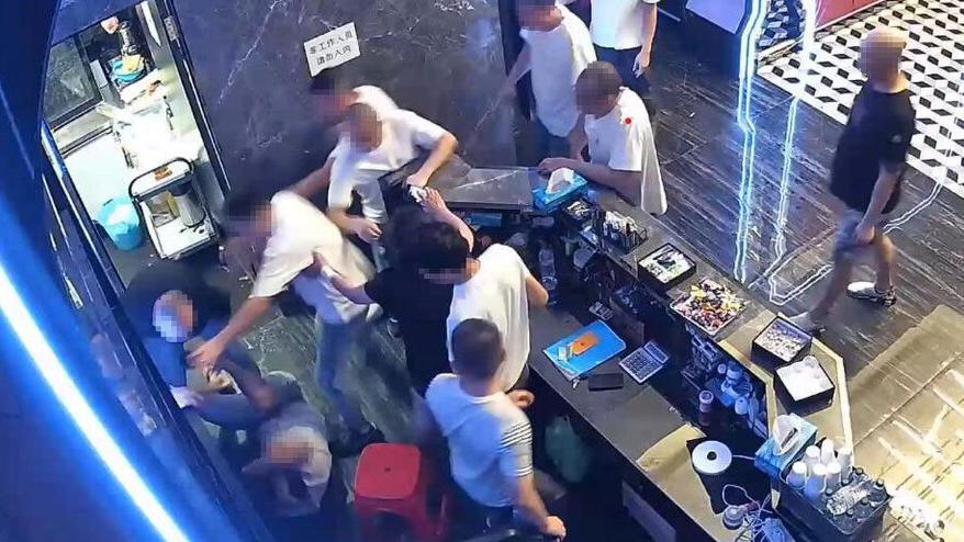 Un fotogramma del video ripreso dalle telecamere di sorveglianza del Number One