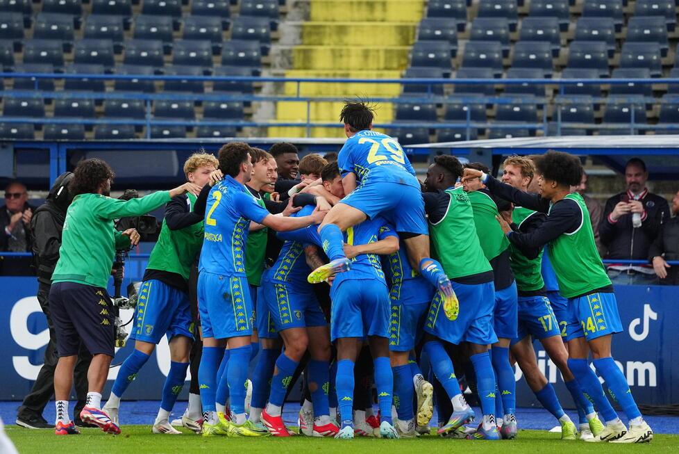 L'esultanza degli azzurri al gol di Fazzini (foto Nucci)