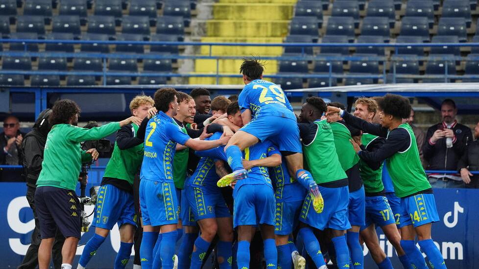 L'esultanza degli azzurri al gol di Fazzini (foto Nucci)