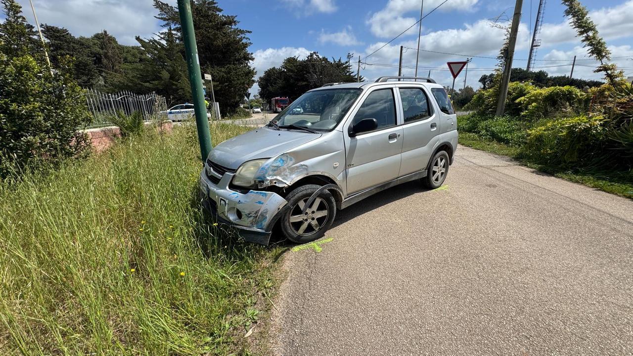 Auto esce fuori strada e si schianta su un palo: due feriti gravi