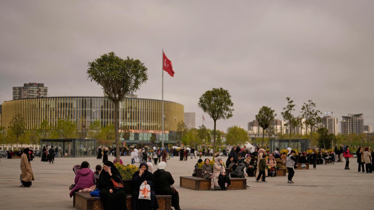 Turchia, terremoto di magnitudo 6.2 a largo di Istanbul: «Oltre 150 feriti, nel panico si sono gettati dai palazzi»