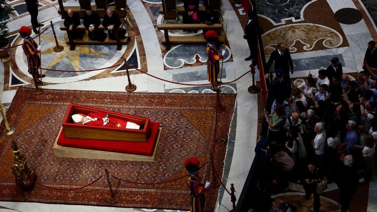 I fedeli in fila per l'ultimo saluto alla salma di Papa Francesco 