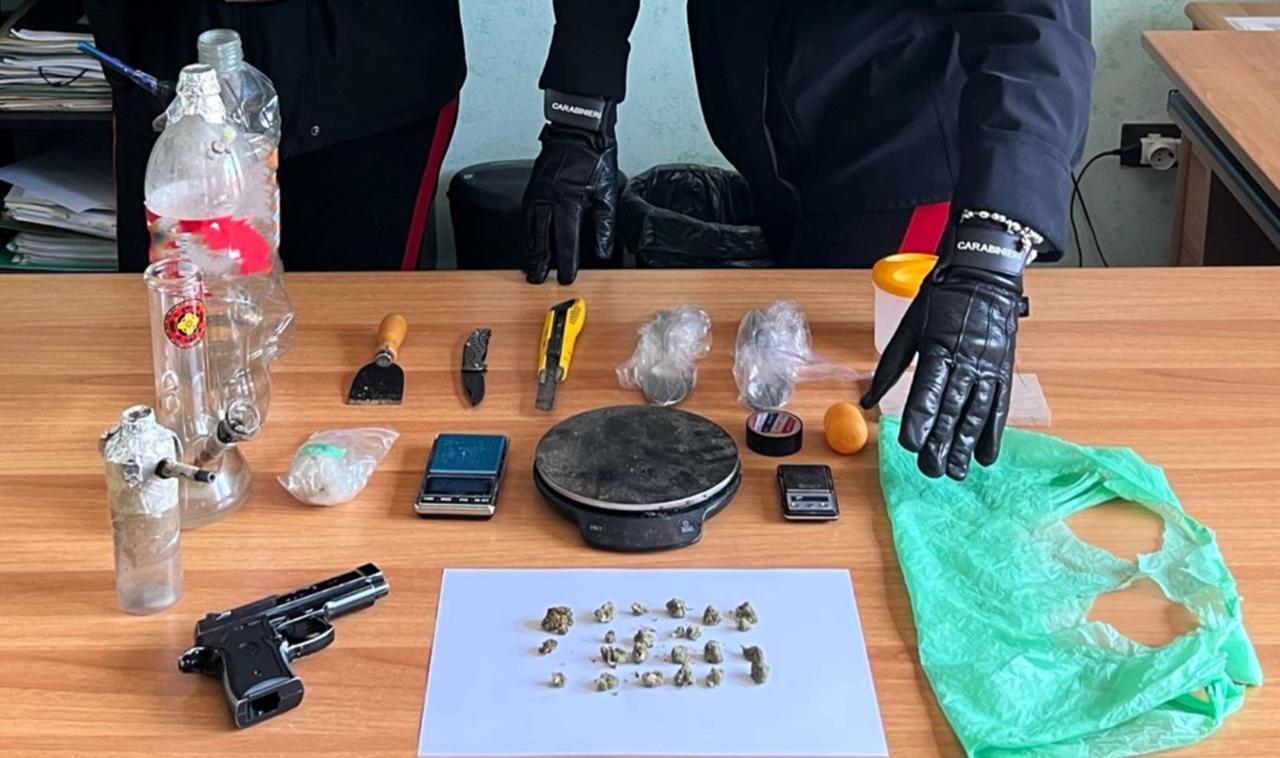 Codigoro, minaccia i clienti del bar con una pistola: denunciato un uomo