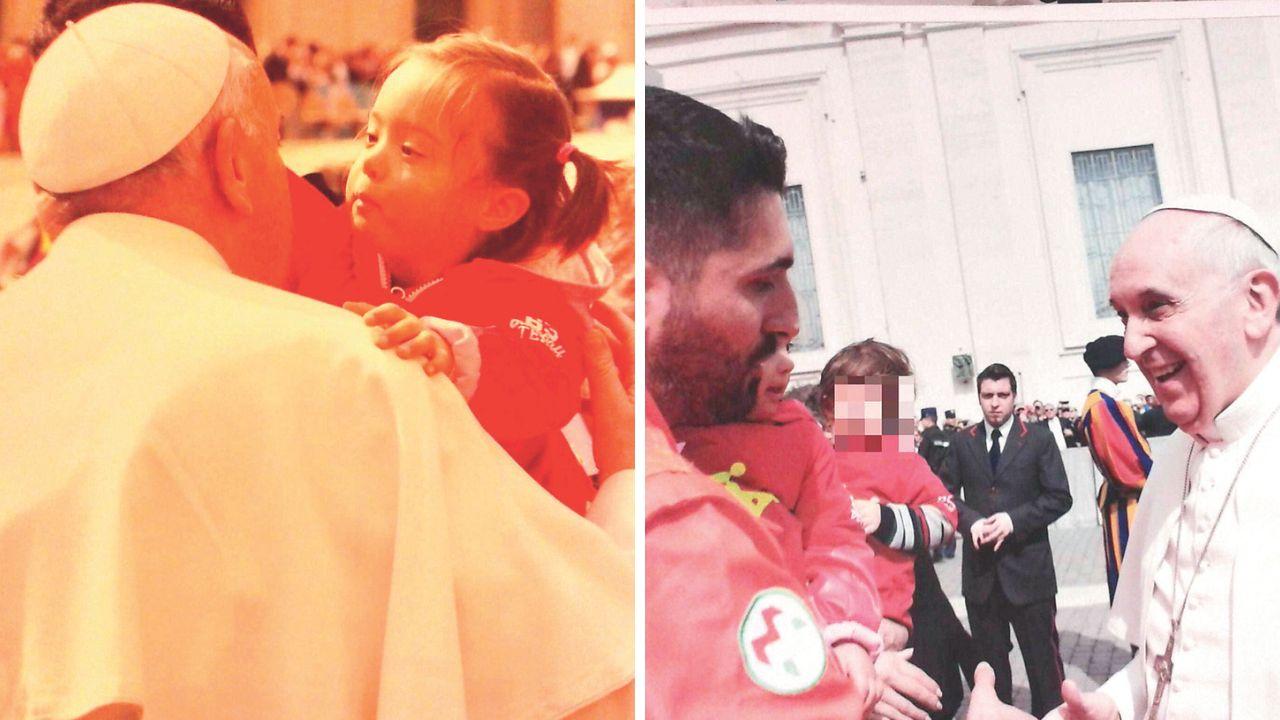 Viola Paci a tre anni tra le braccia di Papa Francesco; il pontefice stringe la mano ad Andrea Paci